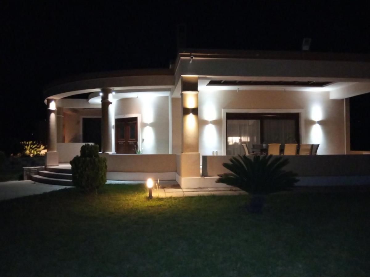- Family Comfort With Large Garden, Jacuzzi Villa Kos-stad